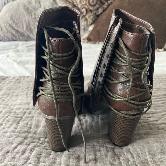 NWOT “leather” brown ankle booties lace up tie zippered size 9 heeled heels - Picture 3 of 7